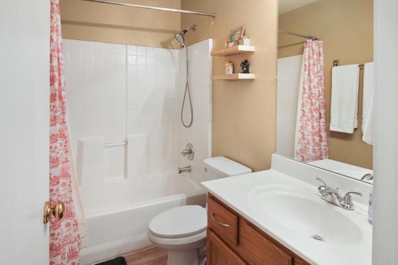Dog Friendly Phoenix Home - Near Stadium & Westgate - image 2
