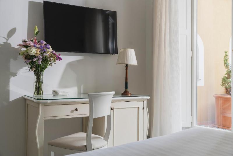 Family Room image 3