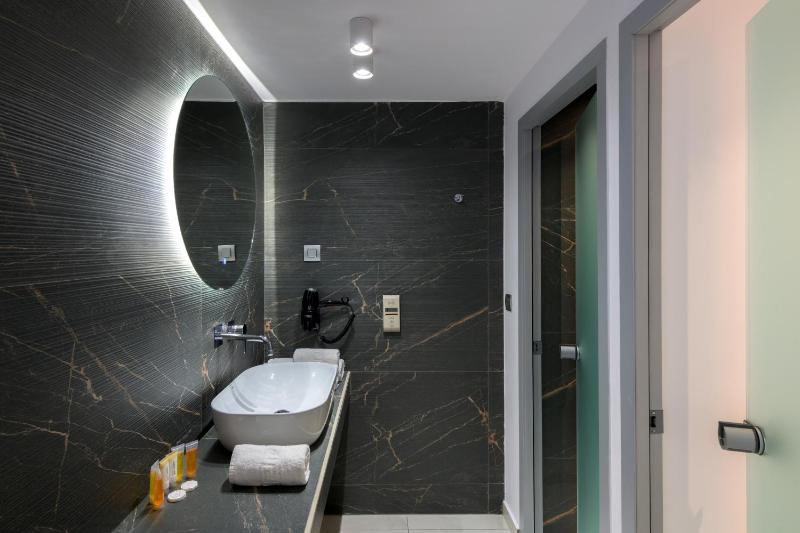 Superior Double Room with Sea View image 4