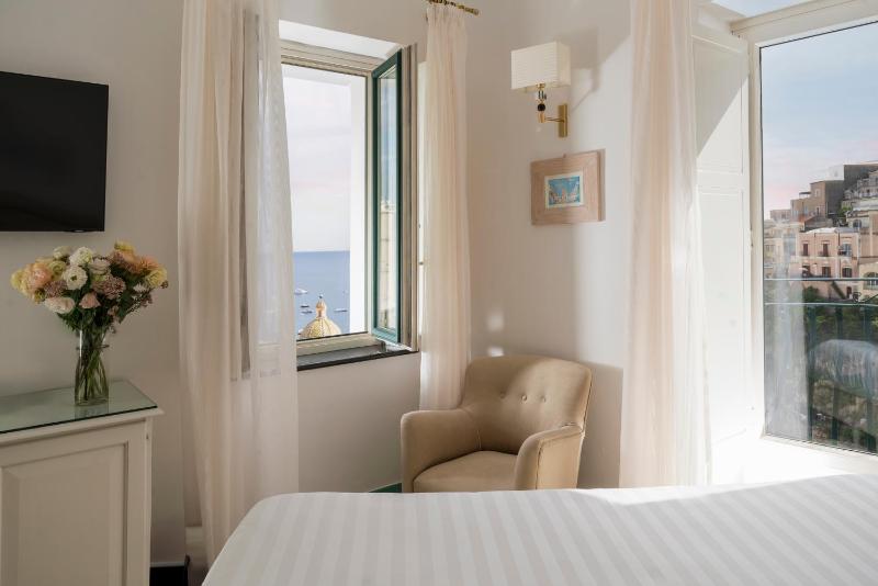 Superior Double Room with Sea View image 3
