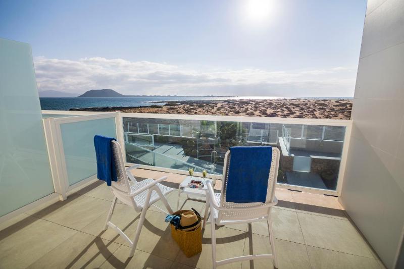 Double Room with Sea View image 3
