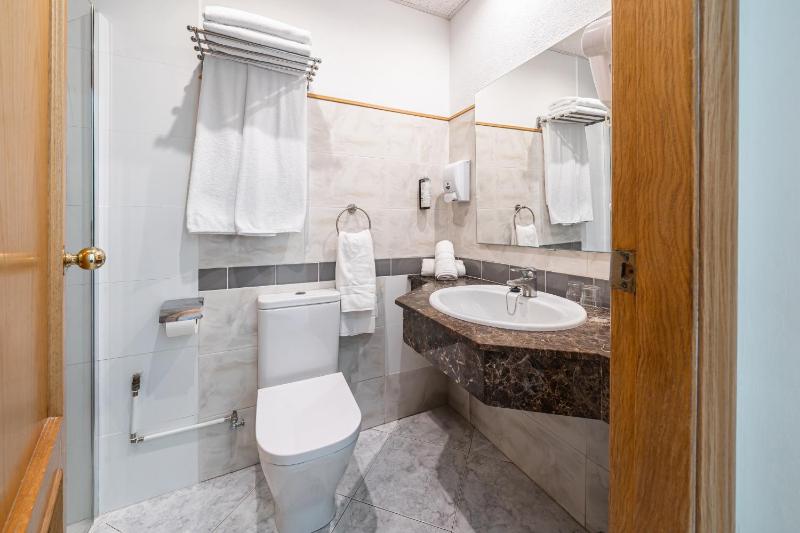 One-Bedroom Apartment with Terrace (2-4 Adults) image 4