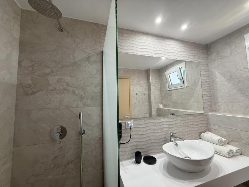 Deluxe Double or Twin Room with Pool View image 2