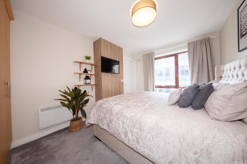 Exquisite and modern 2bed apartment in city centre - image 15