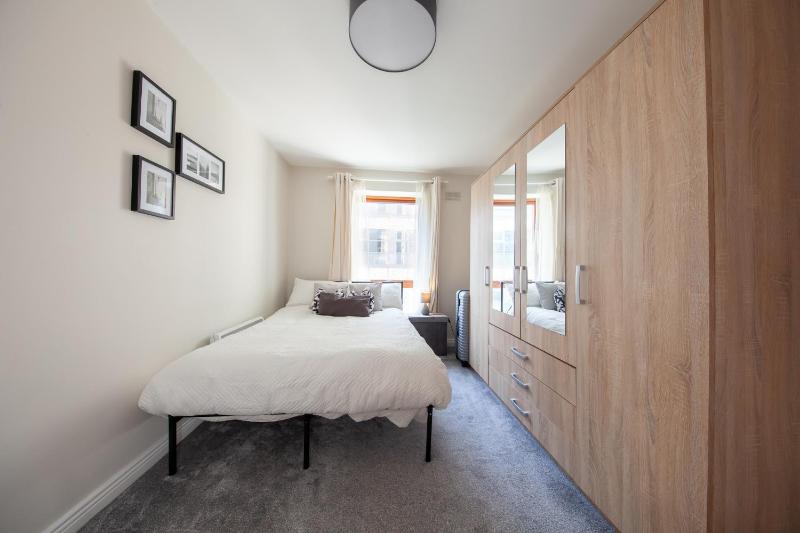 Exquisite and modern 2bed apartment in city centre - image 14
