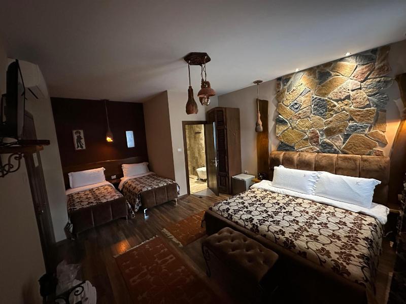 Superior Quadruple Room image 2