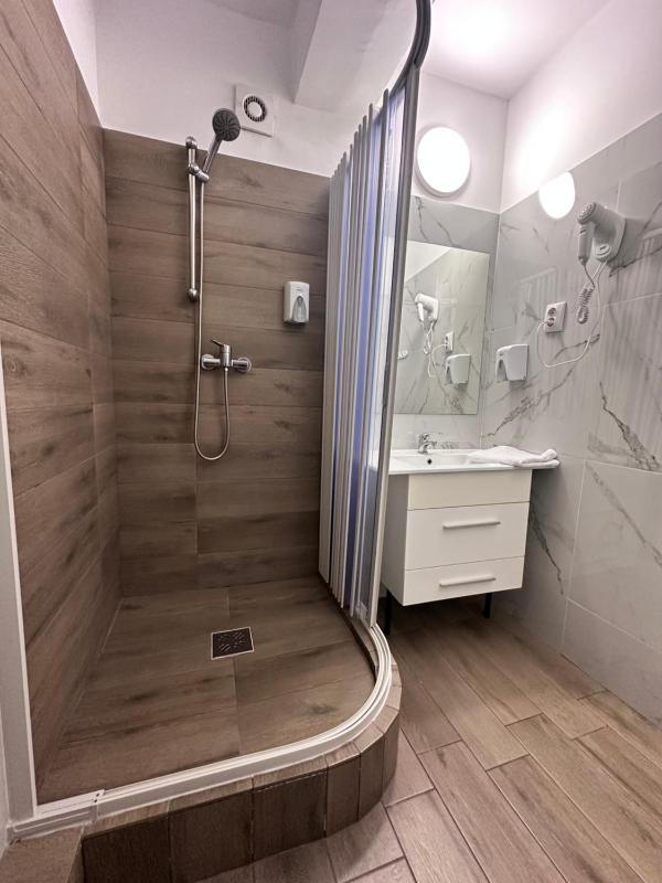 Budget Twin Room image 4