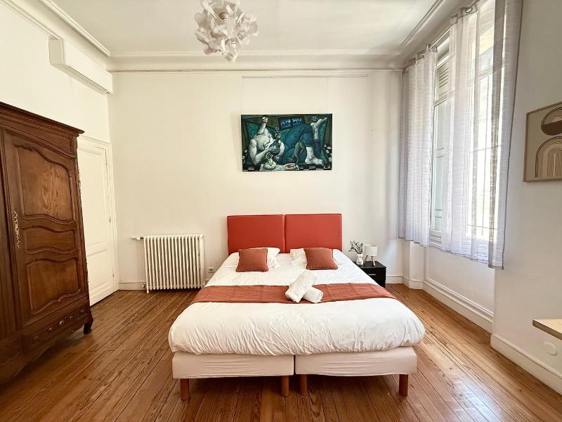 Three-Bedroom Deluxe Apartment image 1