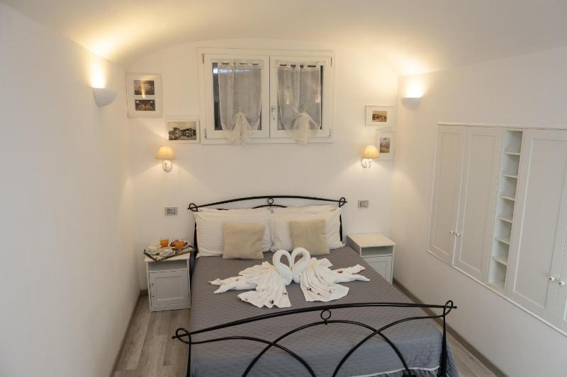 Quadruple Room with Private Bathroom image 2