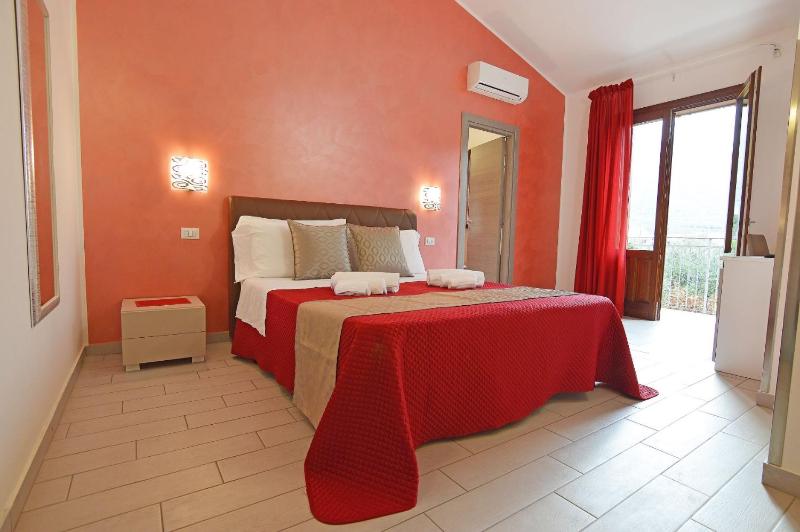 Deluxe Double Room with Balcony image 1