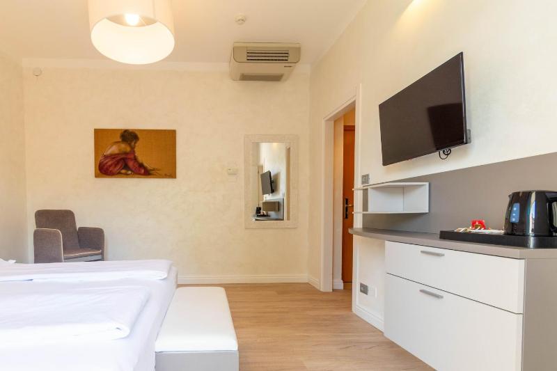 Double Room image 3