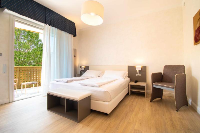 Double Room image 4