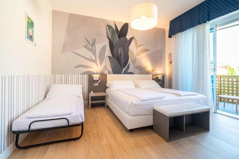 Double Room with Extra Bed image 4