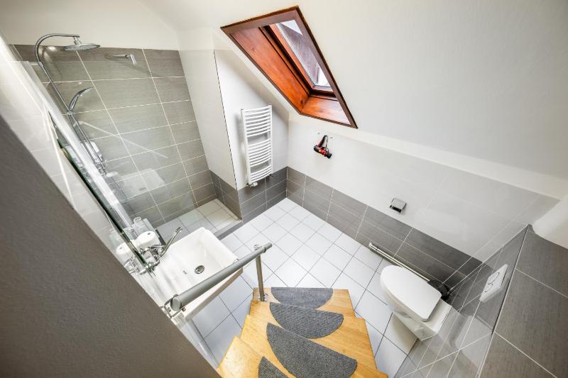 Basic Double Room image 4