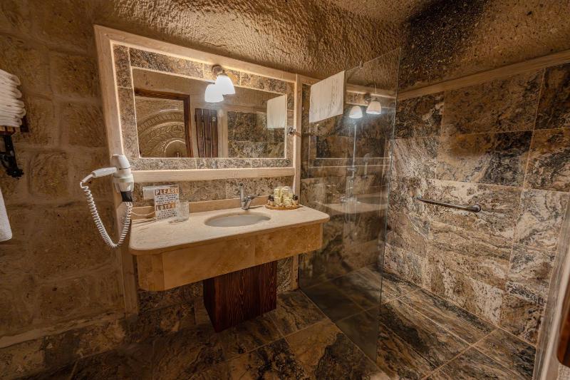 King Suite with Jacuzzi 201 image 3