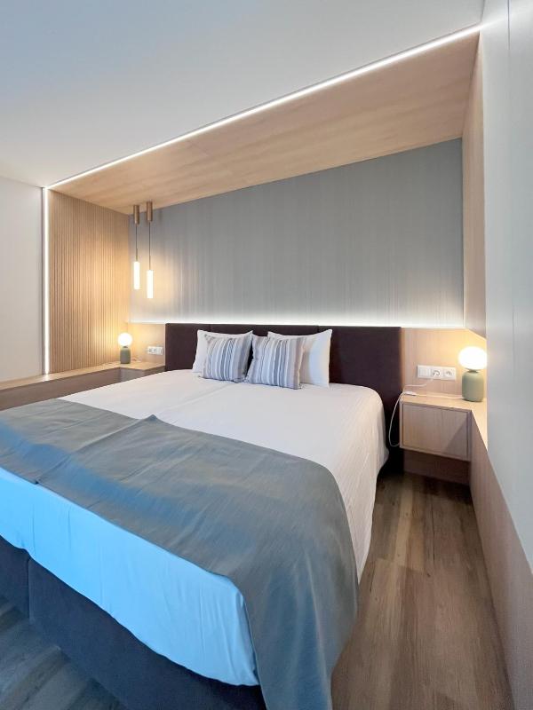 Deluxe One-Bedroom Apartment image 1