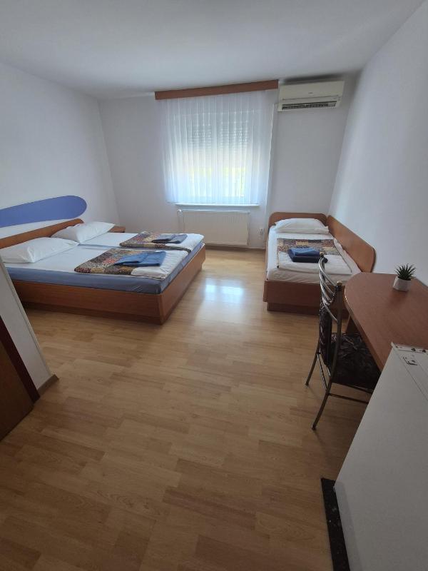 Triple Room with Private Bathroom image 3