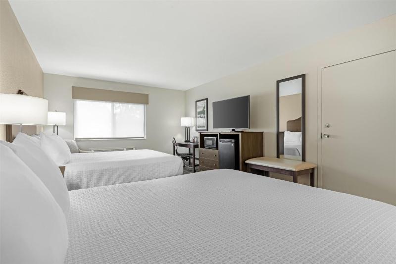 Queen Room with Two Queen Beds image 4