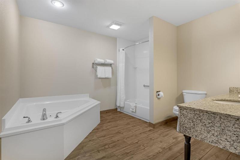 Oversized King Room image 3