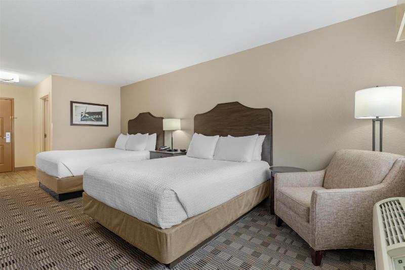 Queen Room with Two Queen Beds image 3