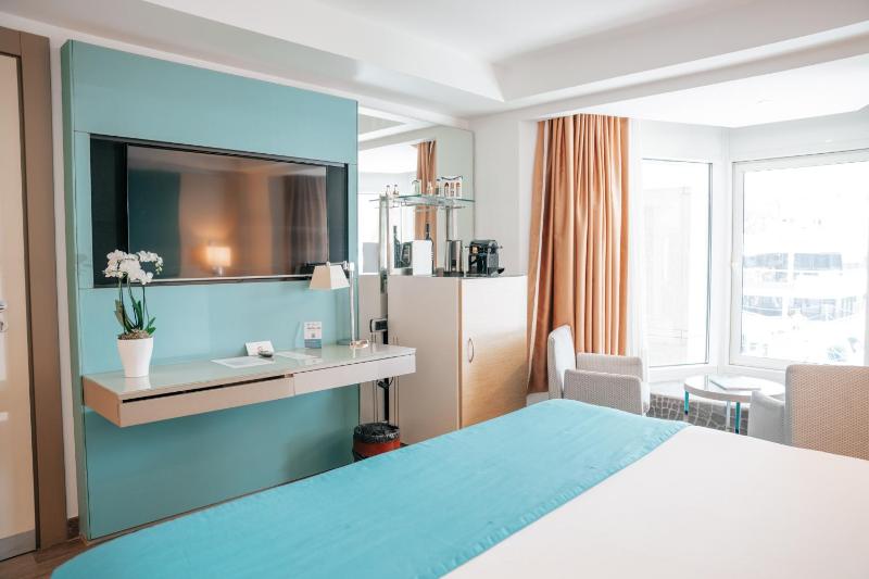 Superior Room - First floor Harbor view image 3
