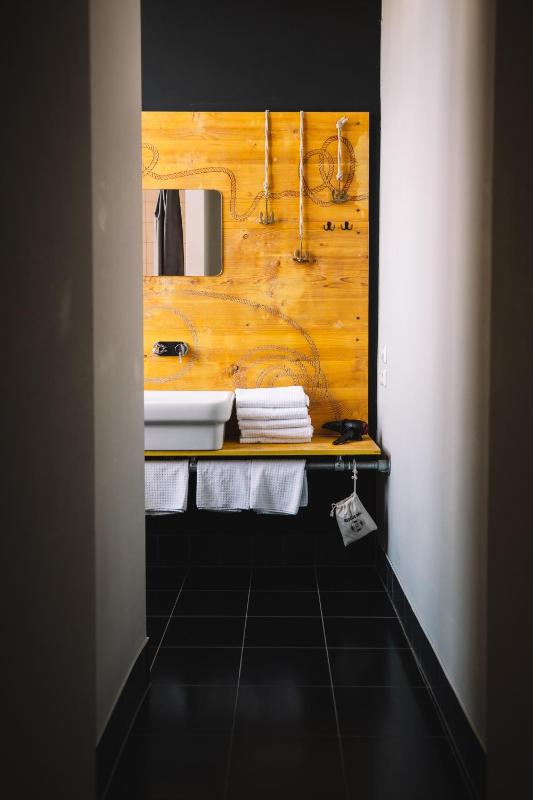 5-Bed Room image 2