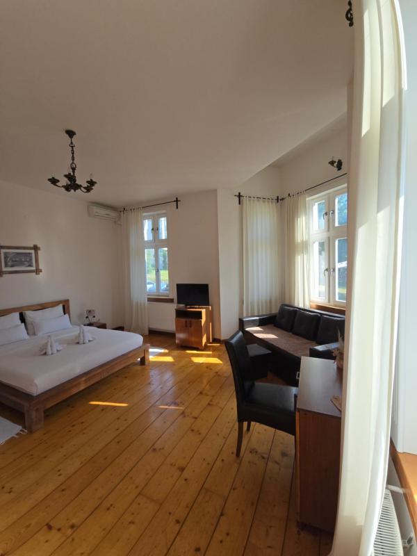 Deluxe Triple Room image 3