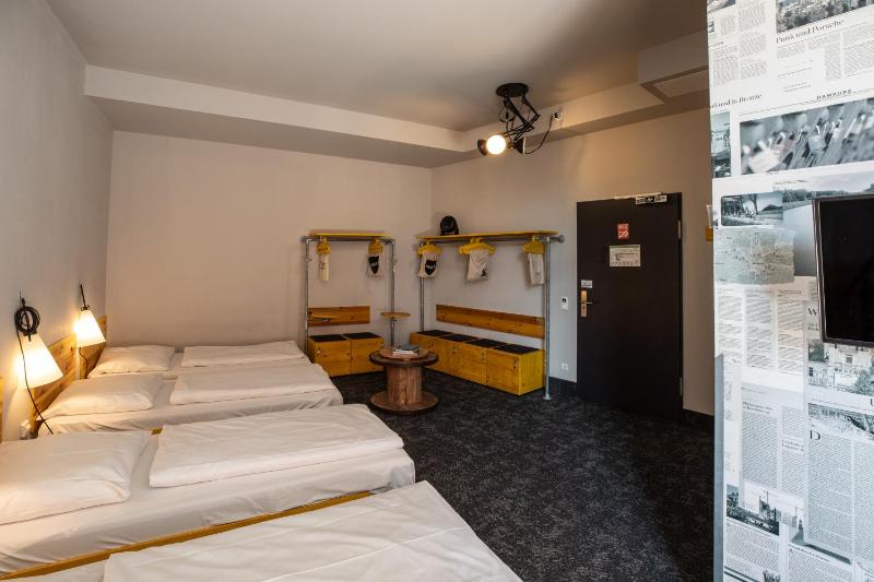 6-Bed Room image 3