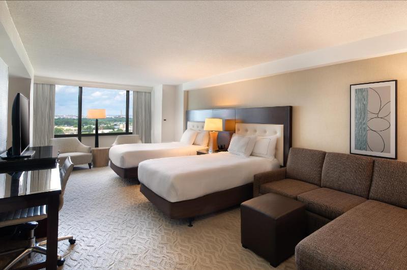 Double Room with Two Double Beds and City View  image 2