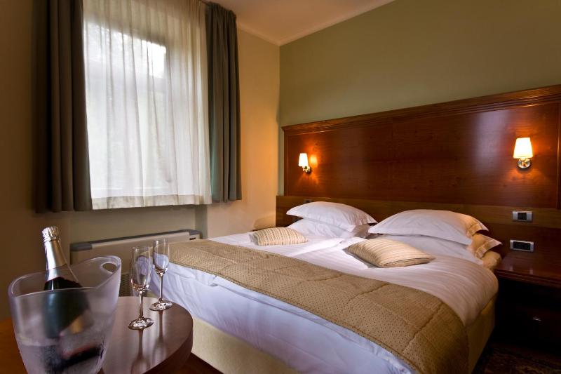 Double Room image 3