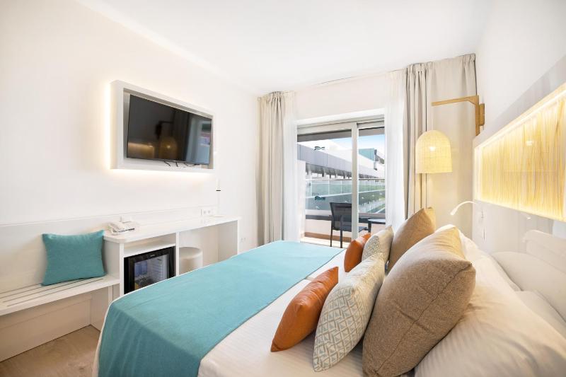 Double Room with Pool View image 4