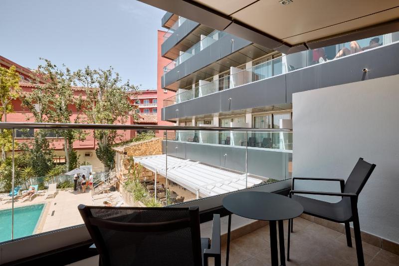 Double Room with Pool View image 3