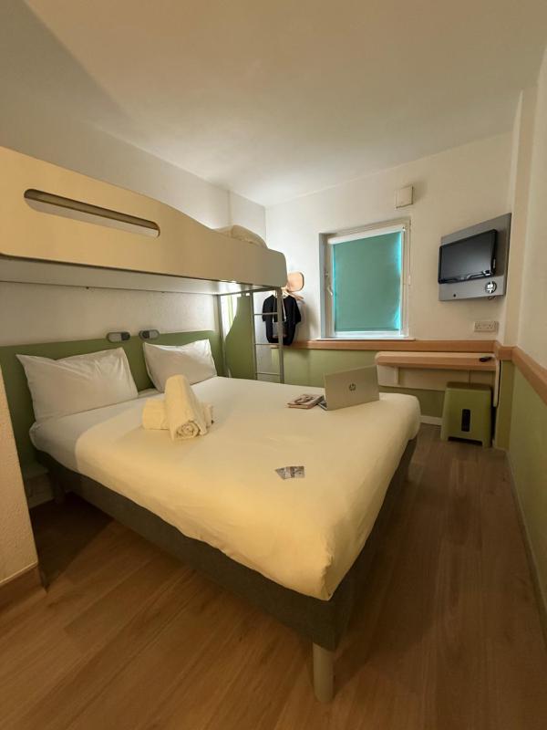 Triple Room with One Double Bed and One Bunk Bed image 1