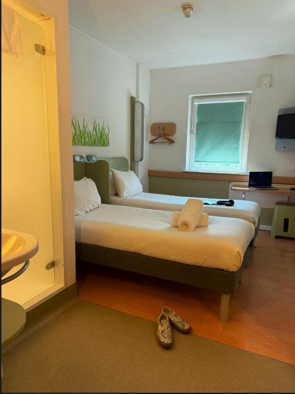 Twin Room with two single beds image 4