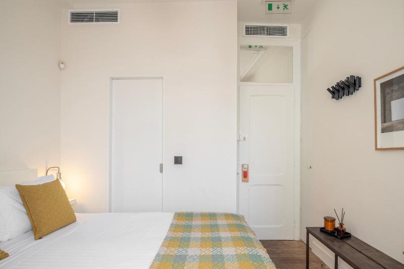 Small Double Room image 4