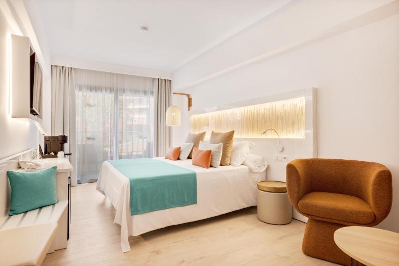 Junior Suite with Balcony image 3