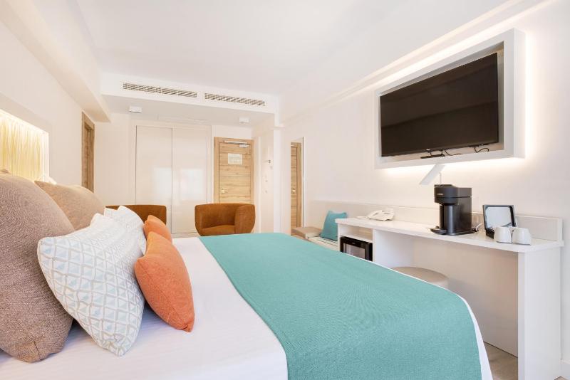 Junior Suite with Balcony image 2
