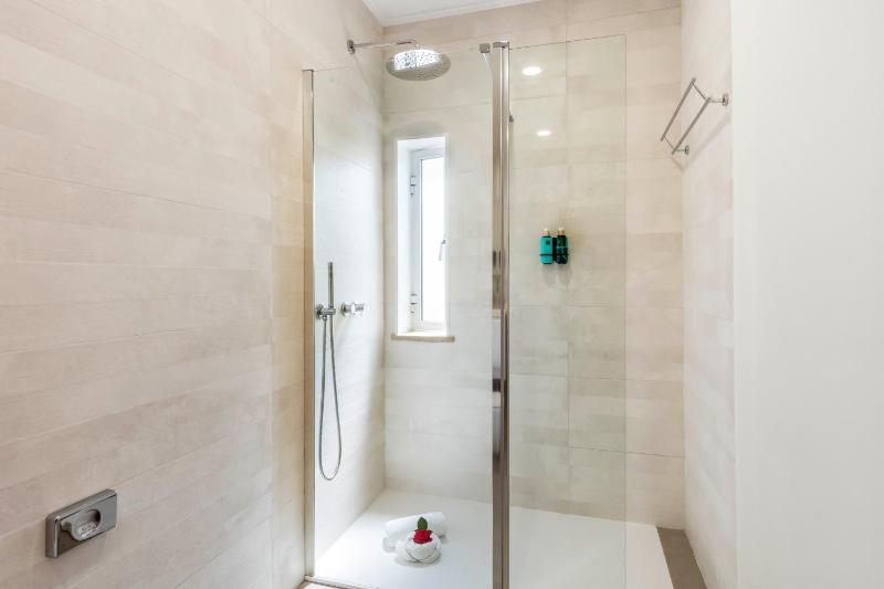 Deluxe Double Room with Garden View image 2