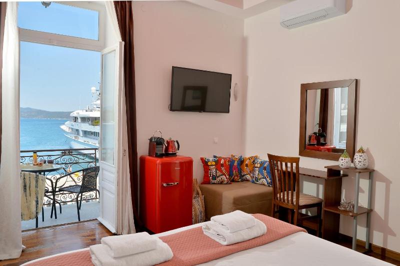 Deluxe Double Room with Balcony and Sea View image 4