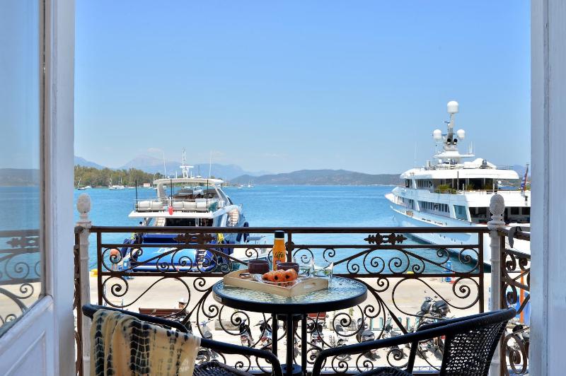 Deluxe Double Room with Balcony and Sea View image 3