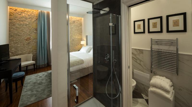 Deluxe Double or Twin Room image 1