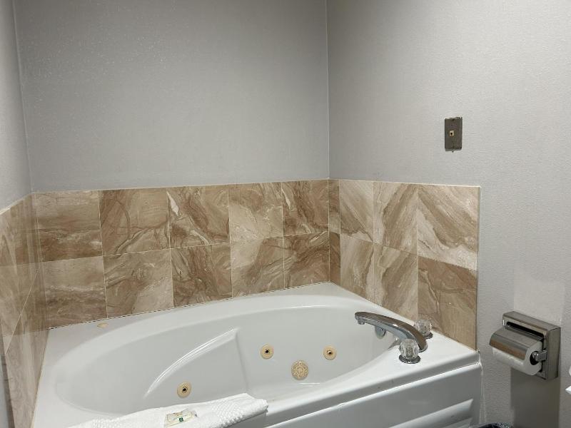 King Room - Accessible/Smoking image 2