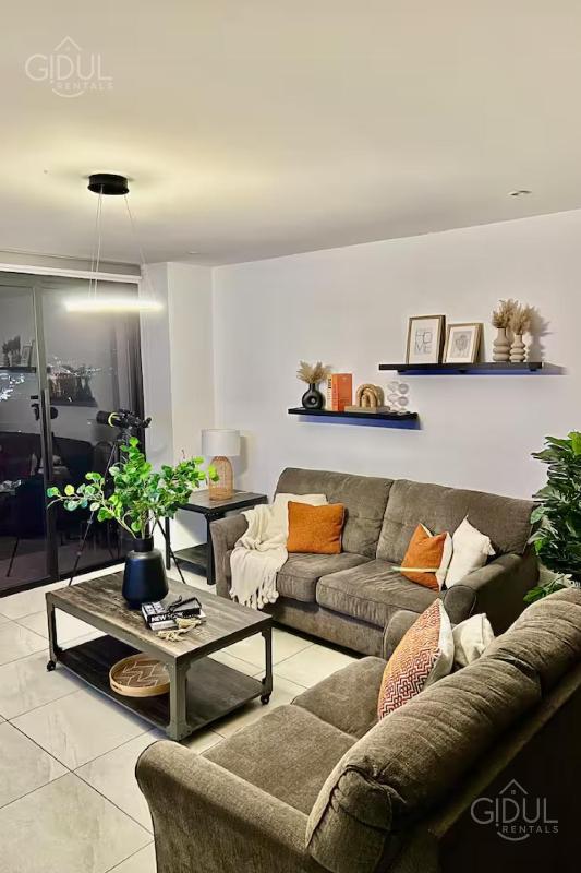 Modern apt with stunning city and mountain views - image 2