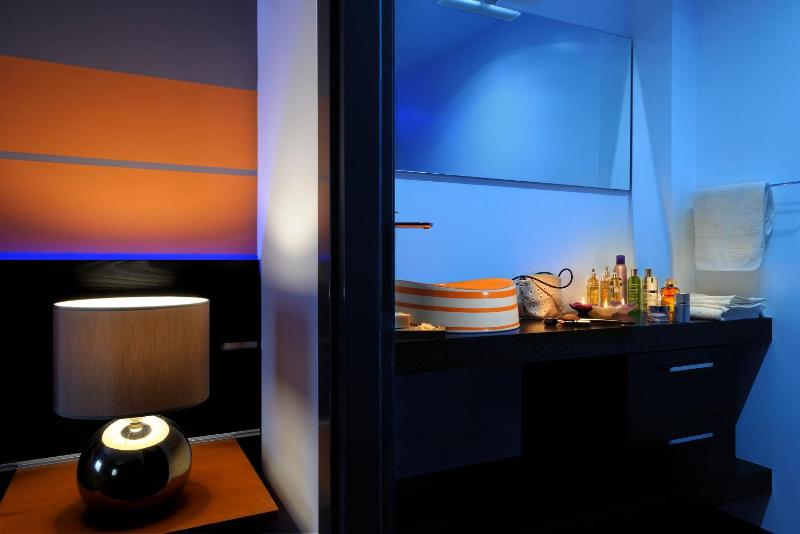 Double or Twin Room with Private Bathroom image 4