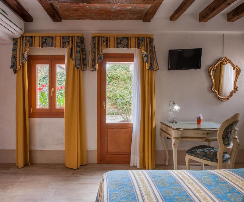 Classic Double Room image 3