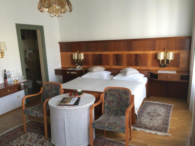 Classic Double Room image 3