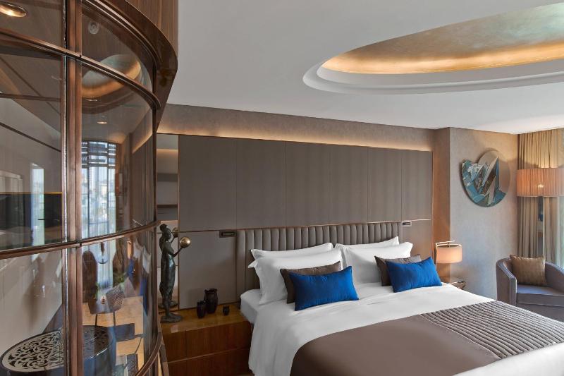 Deluxe King Room with Macka Park View (St. Regis Butler Service) image 1