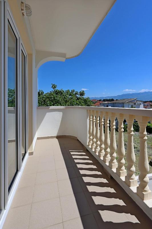 One-Bedroom Apartment with Terrace and Sea View image 3