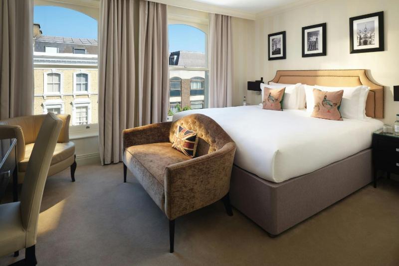 Deluxe Double, Guest room, 1 King image 4