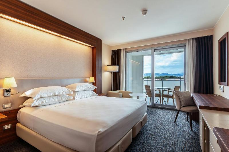 Superior King Room with Balcony image 3